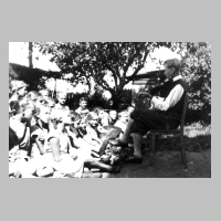 116-0001 Singstunde der Zopener Volksschule mit Lehrer Karnick im Freien.jpg